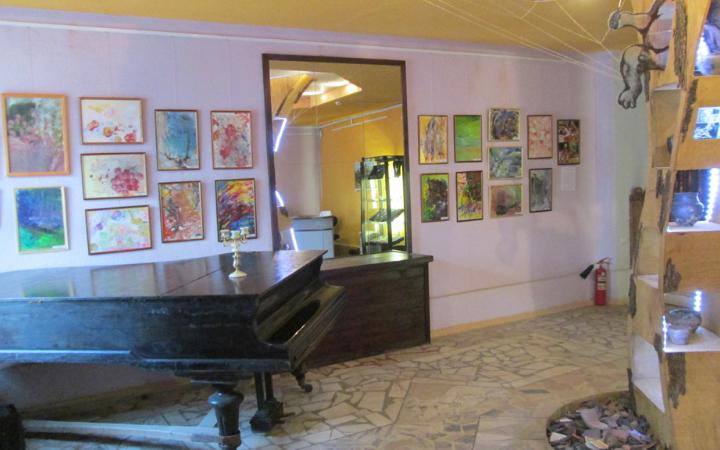 Выставка детских рисунков в холле выставочного центра