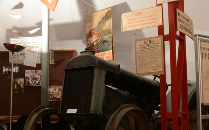 ГРАНИ ВОЙНЫ: трактор Фордзон - образ мирного, созидательного труда Советских людей.