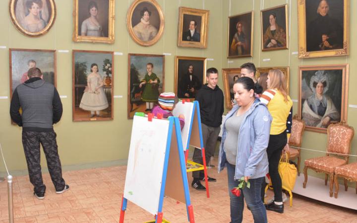 Рисунки будущих художников в "портретном зале" музея.