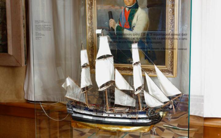 Портрет адмирала Спиридова и модель корабля «Св. Евстафий Плакида»